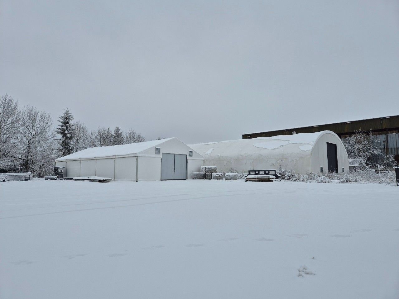 Ako tvar strechy ovplyvňuje správanie snehu pri montovaných hálach?