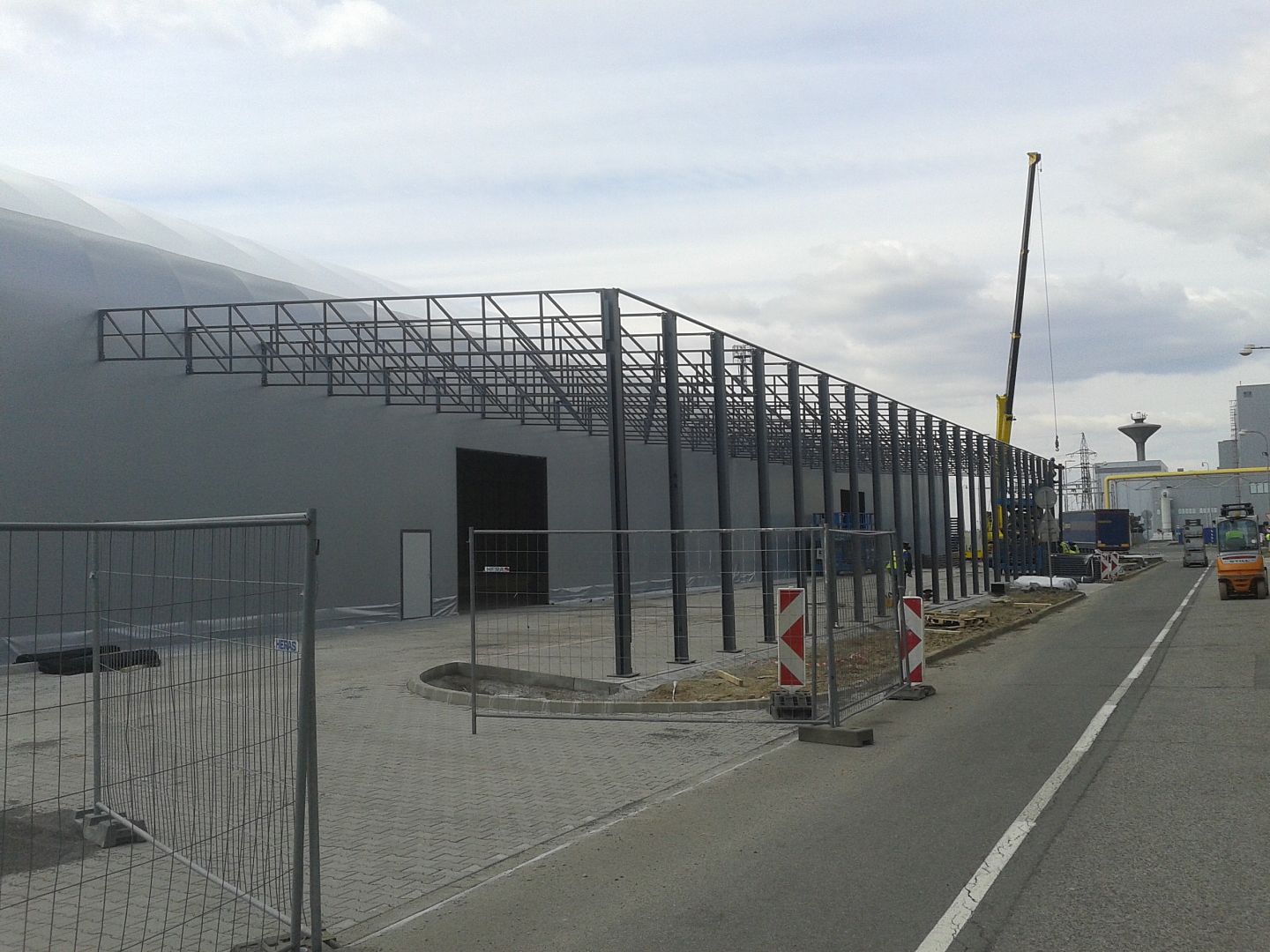 Zastrešenie nakládky kamiónov – detail, ktorý výrazne zlepší logistiku vo firme