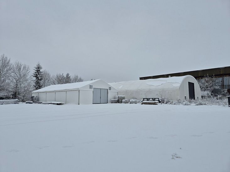 Ako tvar strechy ovplyvňuje správanie snehu pri montovaných hálach?