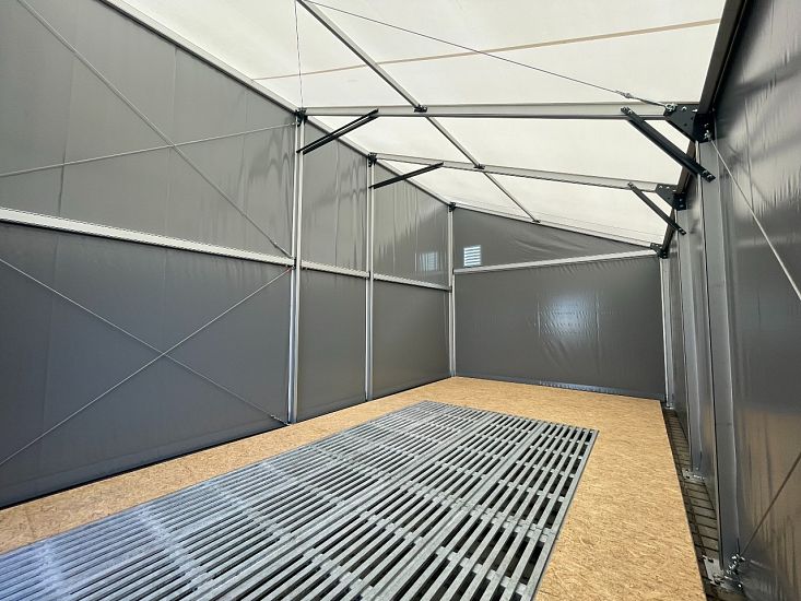 Stan s oceľovou podlahou – riešenie na skladovanie citlivého materiálu