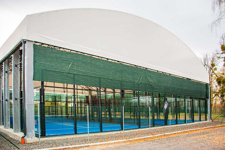 Padel kurty a ich zastrešenie – ako predĺžiť sezónu a využiť kurty naplno